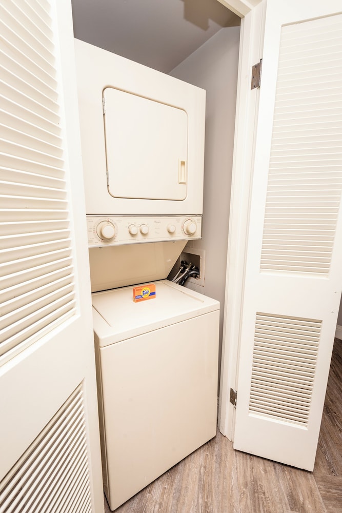 Aston Waikiki Beach Tower: Deluxe Condo, Lanai, Ocean View photo