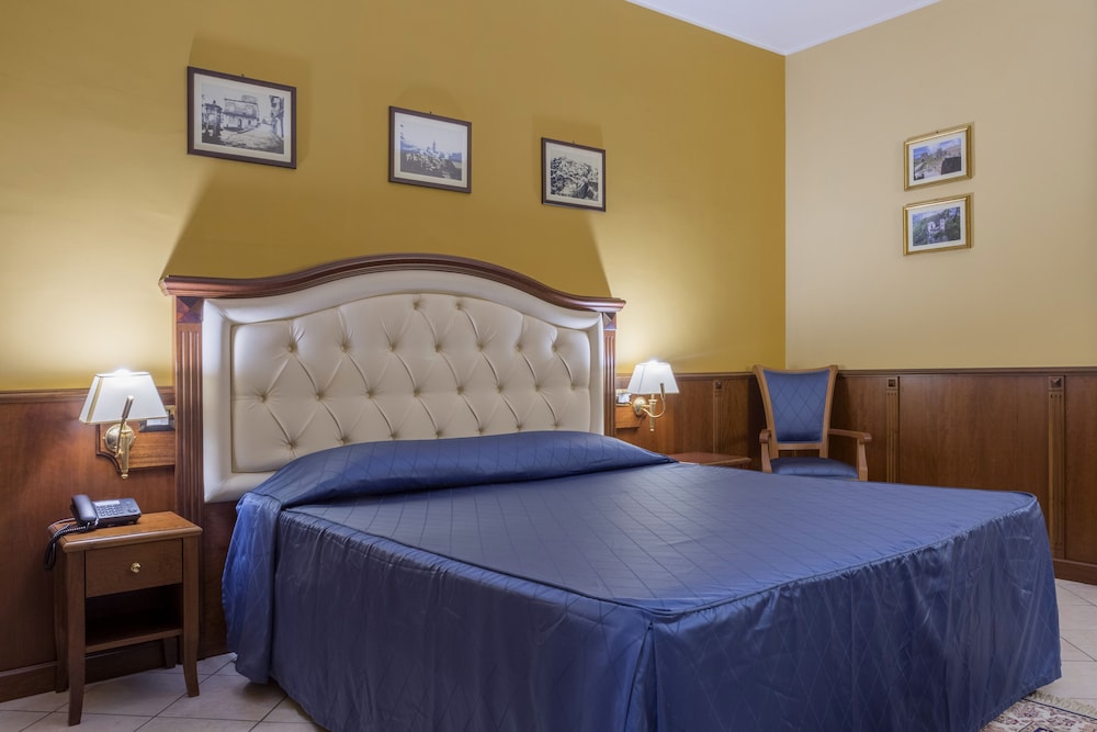 Premier Suite, 1 King Bed photo 1