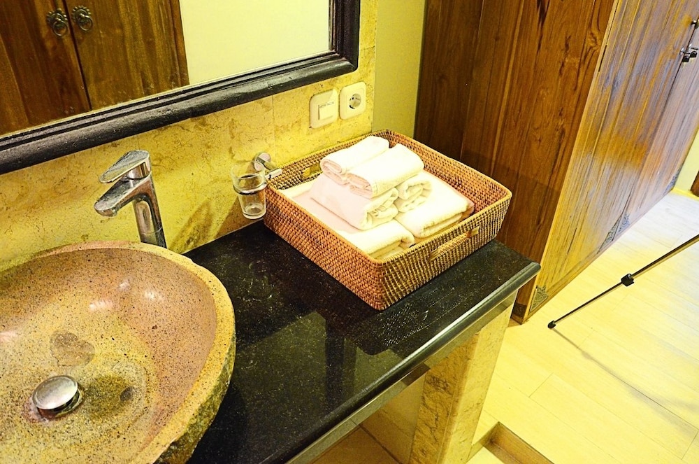 Deluxe Double or Twin Room, Pool View photo 2