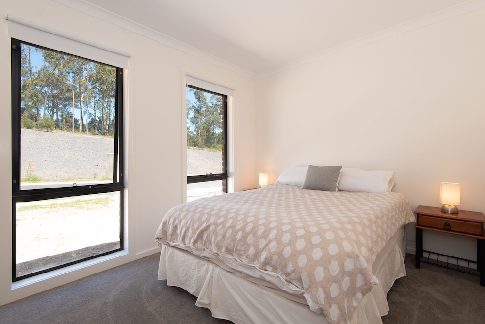 Comfort Room, 1 Queen Bed, Shared Bathroom, Garden View photo 1