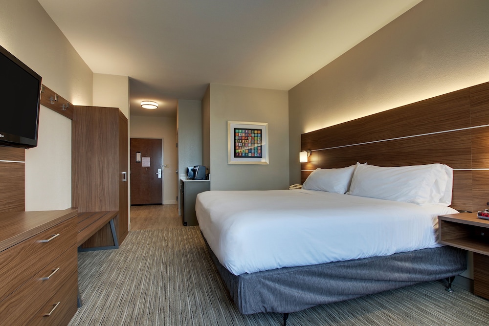 Standard Room, 1 King Bed, Accessible (Communication Accessible) - Photo 5