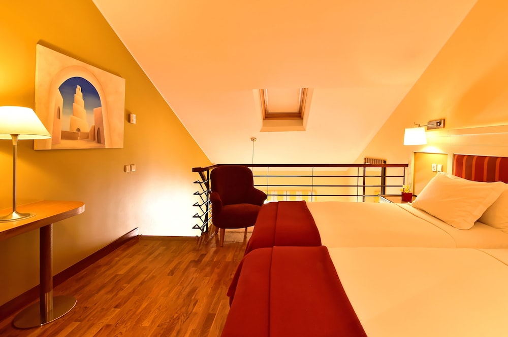 Family Room (Suite Mezzanine) - Photo 8