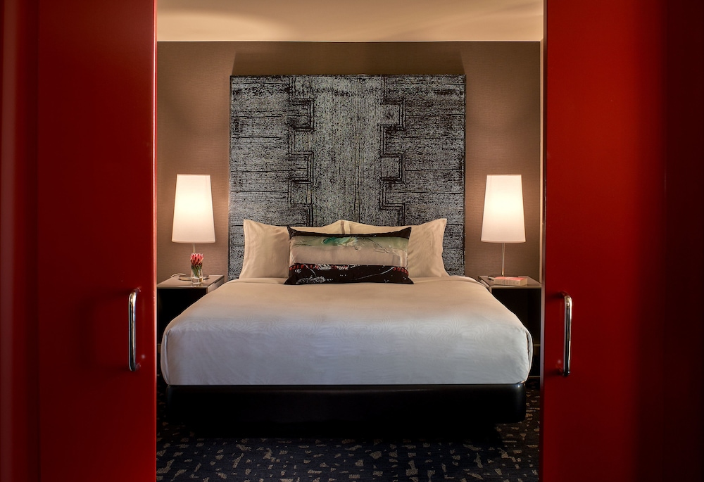 Suite, 1 Bedroom (Living Area, Skyline View)