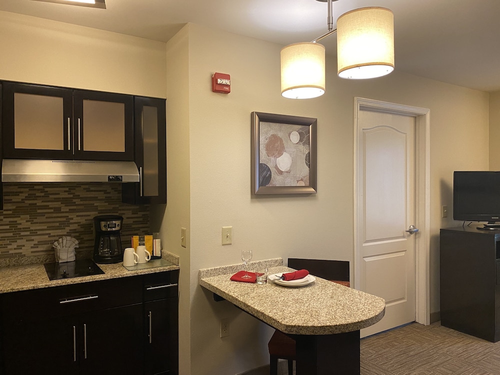 Suite, 2 Bedrooms, Kitchen - Photo 13