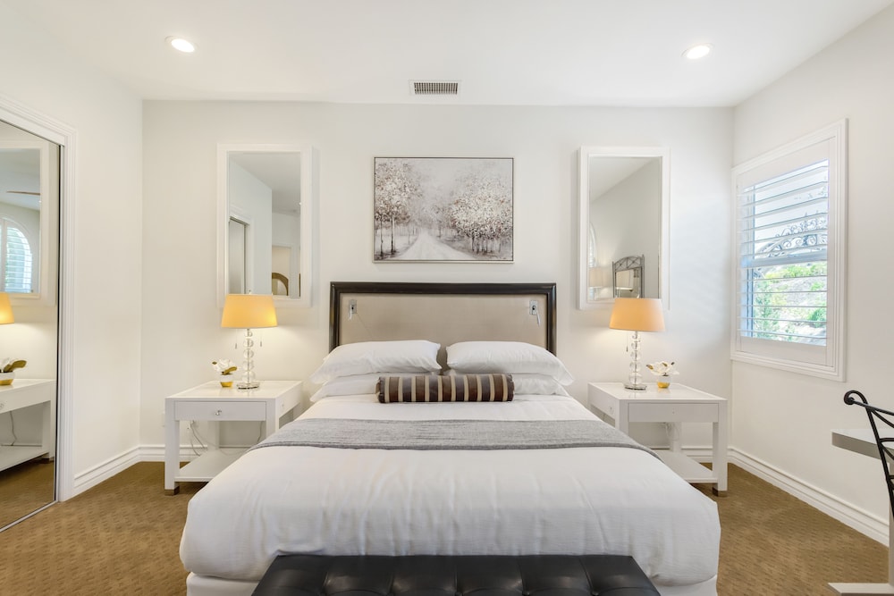 Luxury Room, 1 King Bed, Jetted Tub, Courtyard View