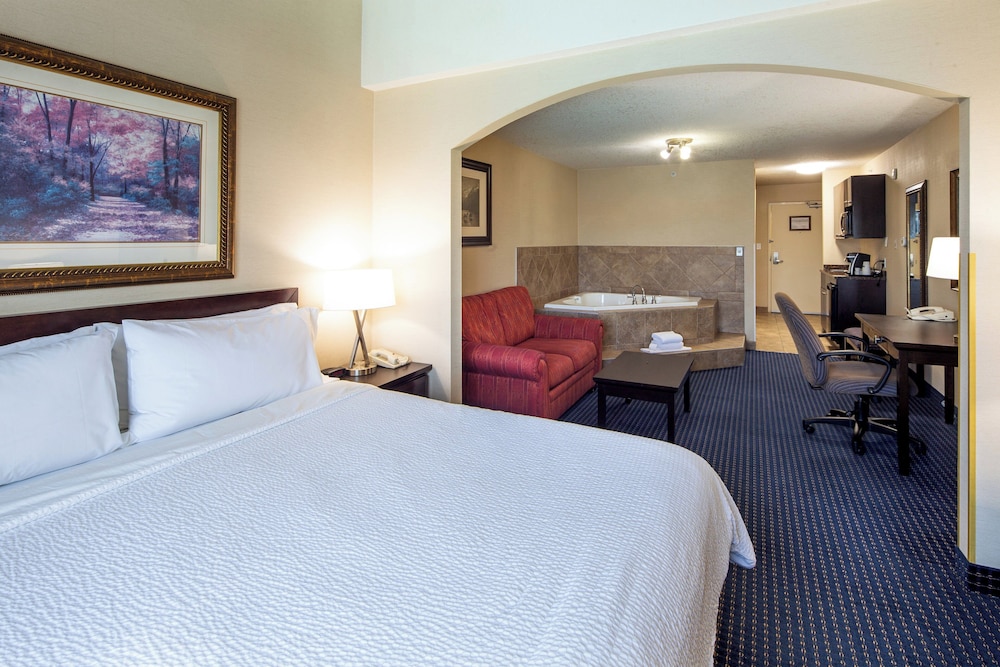 Suite, 1 King Bed with Sofa bed, Accessible, Jetted Tub photo 3
