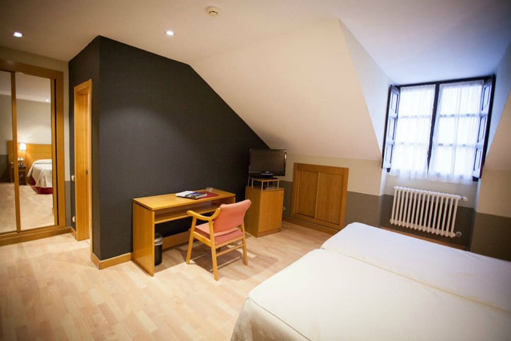 Double Room (2 Adults + 1 Child) - Photo 2