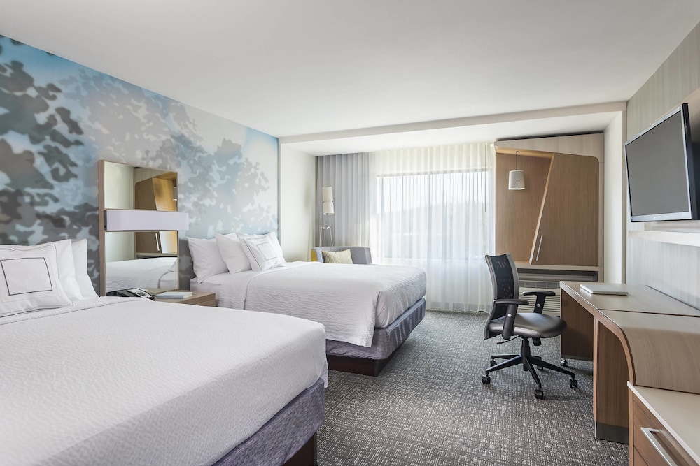 Room, 2 Queen Beds (Mobility Accessible, Roll-in Shower) photo 1