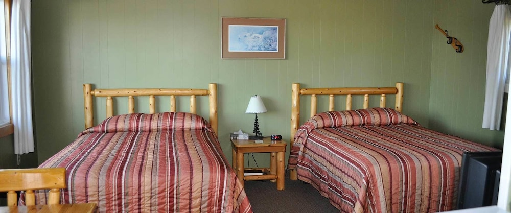 Room, 2 Double Beds, Lake View photo 1