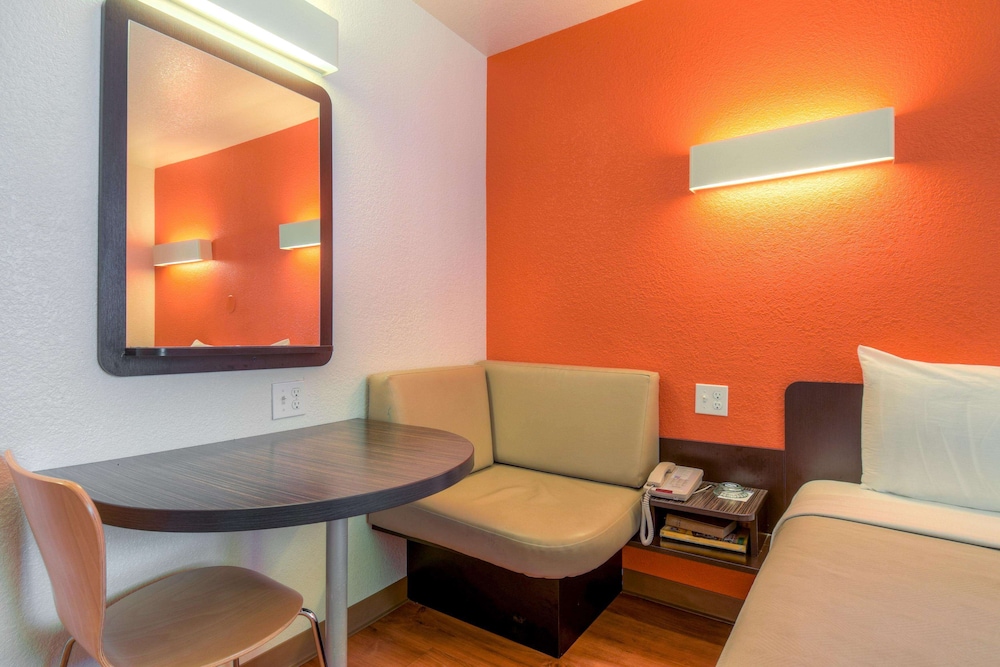 Deluxe Room, 1 Queen Bed, Non Smoking, Refrigerator