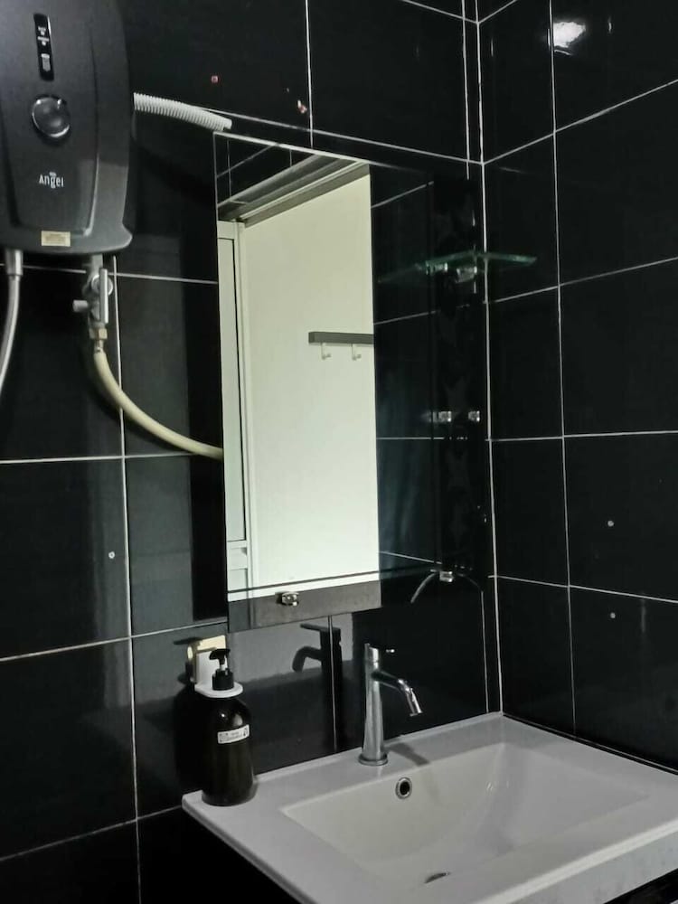 Deluxe Quadruple Room - Photo 12