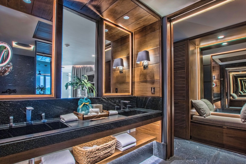 Preferred Club Junior Suite King Ocean Front