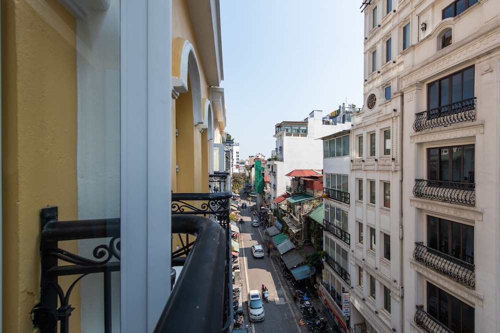 Family Room, 1 Bedroom, Balcony, City View photo 2