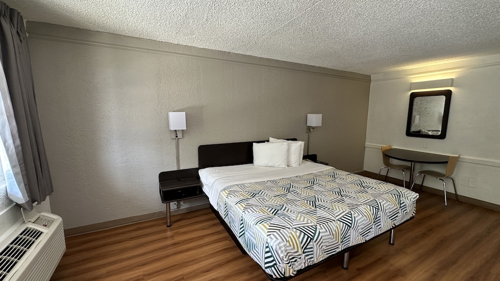 Standard Room, 1 Queen Bed, Non Smoking - Photo 1