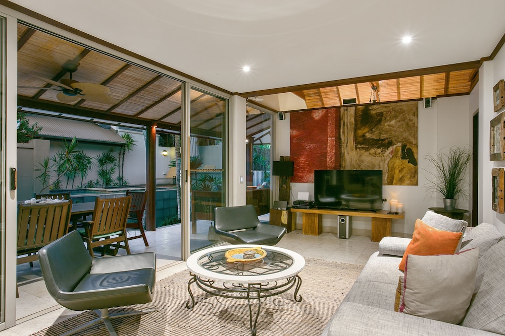 Luxury Villa, 2 Bedrooms (7 Night Minimum) photo 3