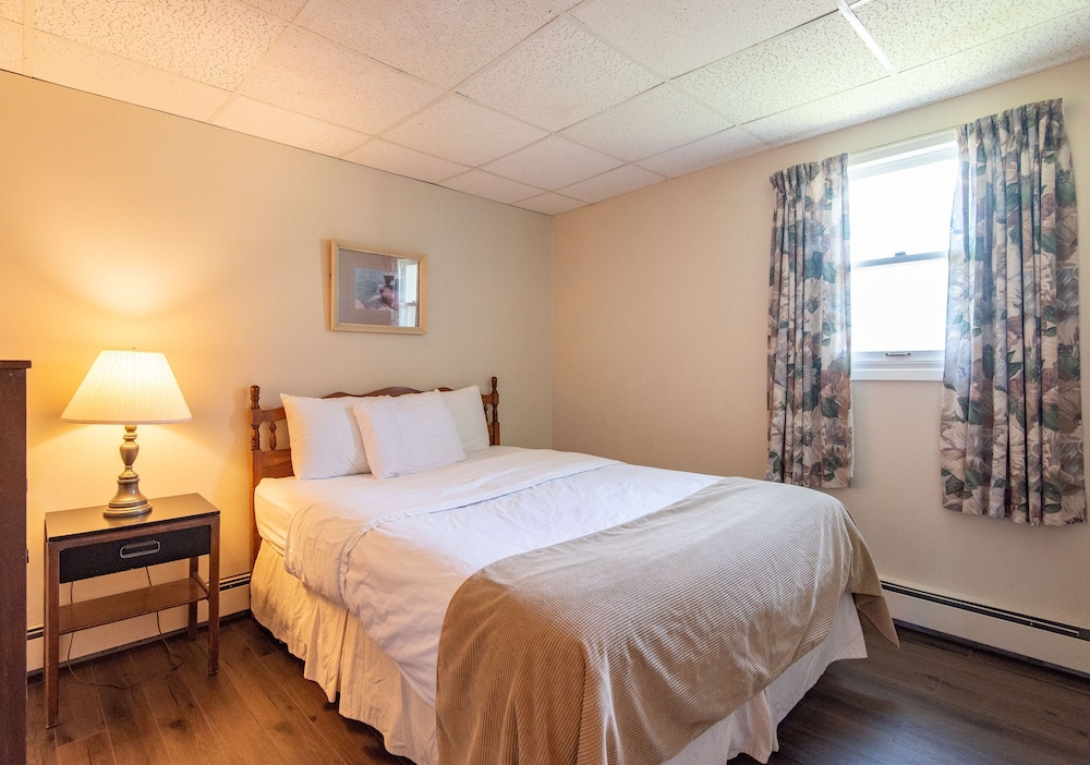 Suite, 2 Queen Beds, Non Smoking, Kitchenette (Main Floor) photo 1