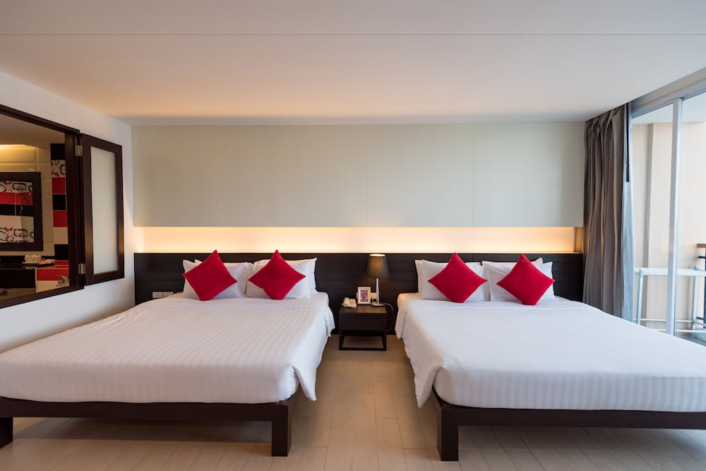 Grand Deluxe Family Room - Photo 1