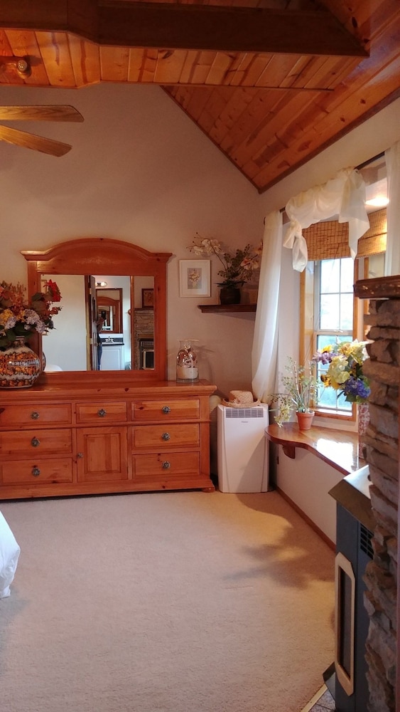 Luxury Suite, 1 Queen Bed, Fireplace, Mountain View photo 1