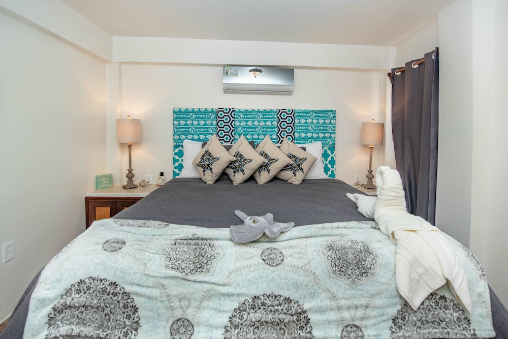 STING RAY SUITE: 1 Bedroom, Sea View, Poolside photo 2