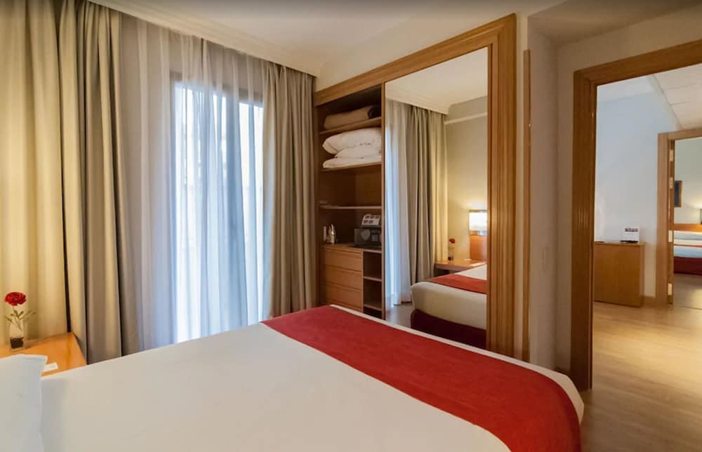Superior Apartment, 1 King Bed, Kitchen, Courtyard View