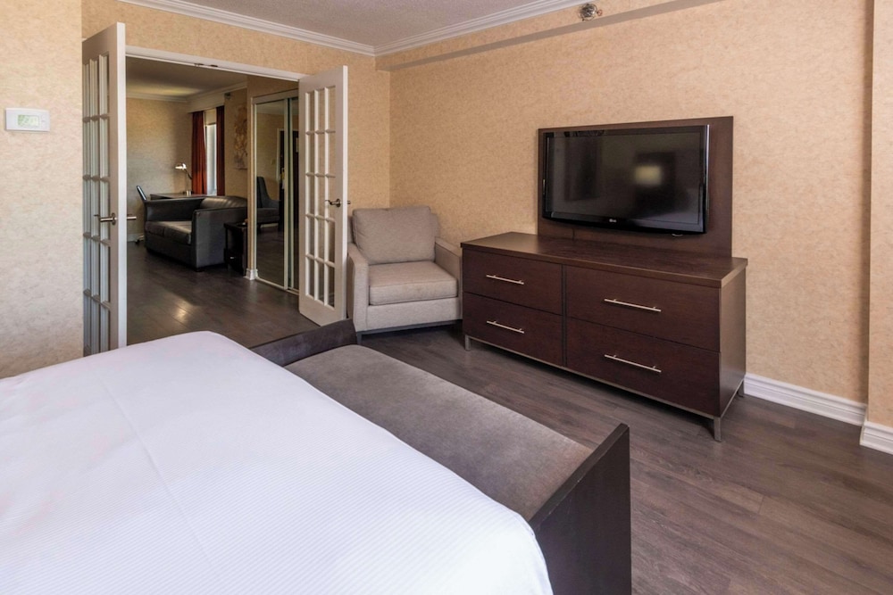 Suite, 1 Queen Bed with Sofa bed, Non Smoking - Photo 7