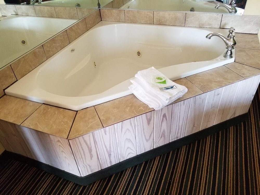 1 King Bed, Smoking, Jetted Tub photo 2