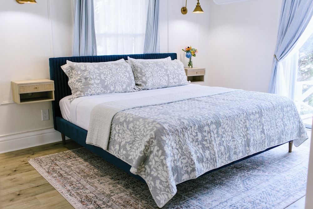Junior Suite, 1 King Bed, Balcony, Harbor View