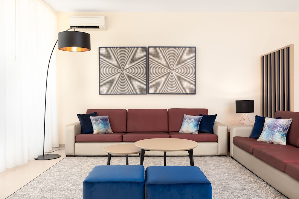 Suite, 3 Bedrooms - Photo 8