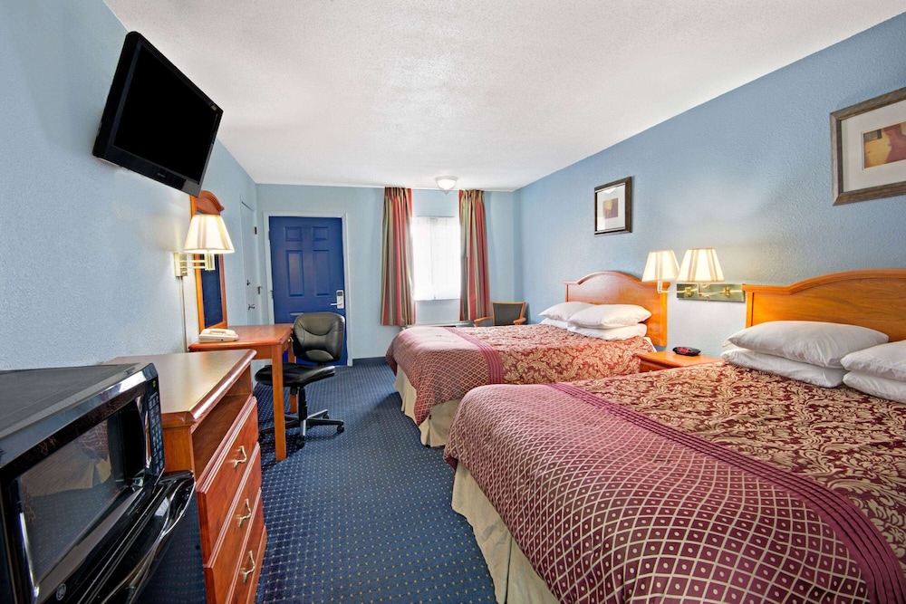 Standard Room, 2 Queen Beds, Non Smoking - Photo 2