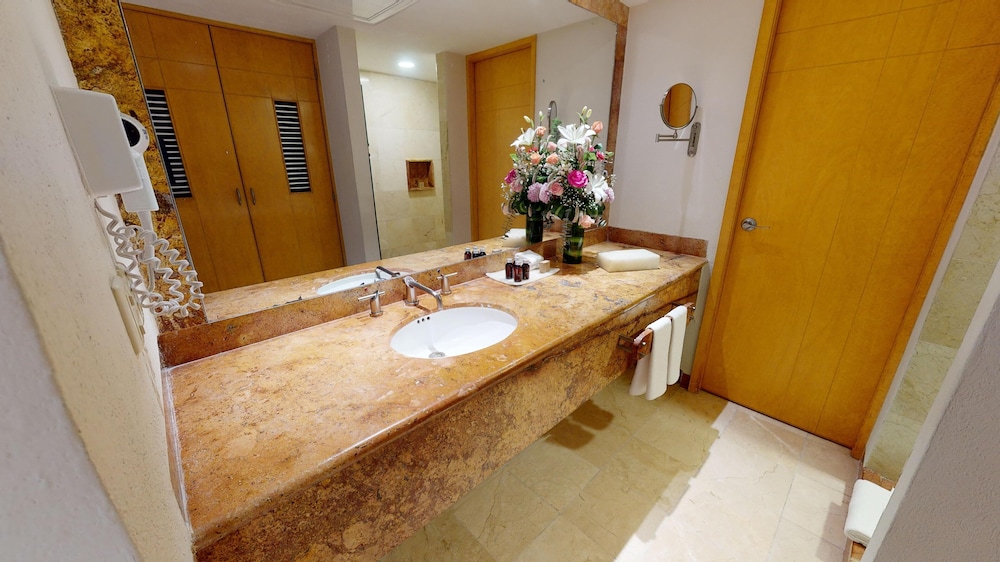 Deluxe Superior Ocean View - Photo 6