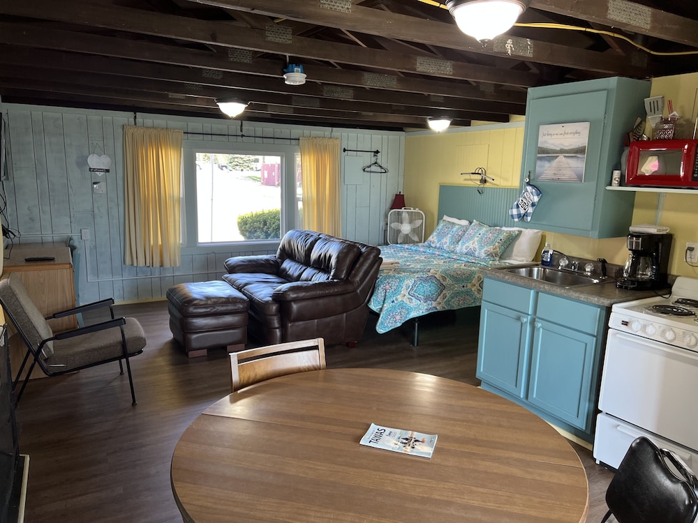 Superior Studio, 1 King Bed, Non Smoking, Lake View