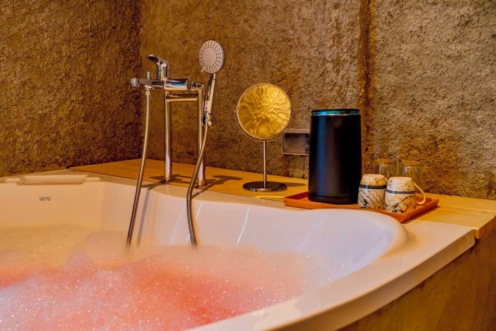 Superior Jacuzzi Room - Photo 5