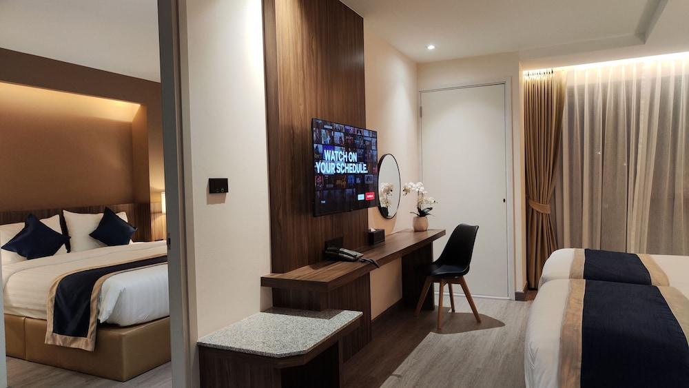 Suite, 2 Bedrooms - Photo 1
