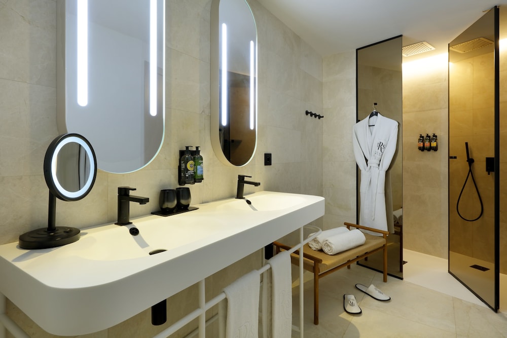 Junior Suite (Signature Level, Swim up) - Club Access Included - Photo 4