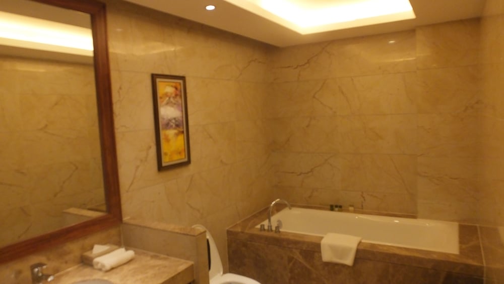 Premium Suite, 1 King Bed, Bathtub, Ocean View, photo 6