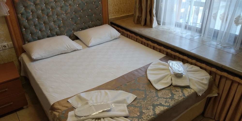 Economy Double Room, Garden View, Basement Floor photo 3