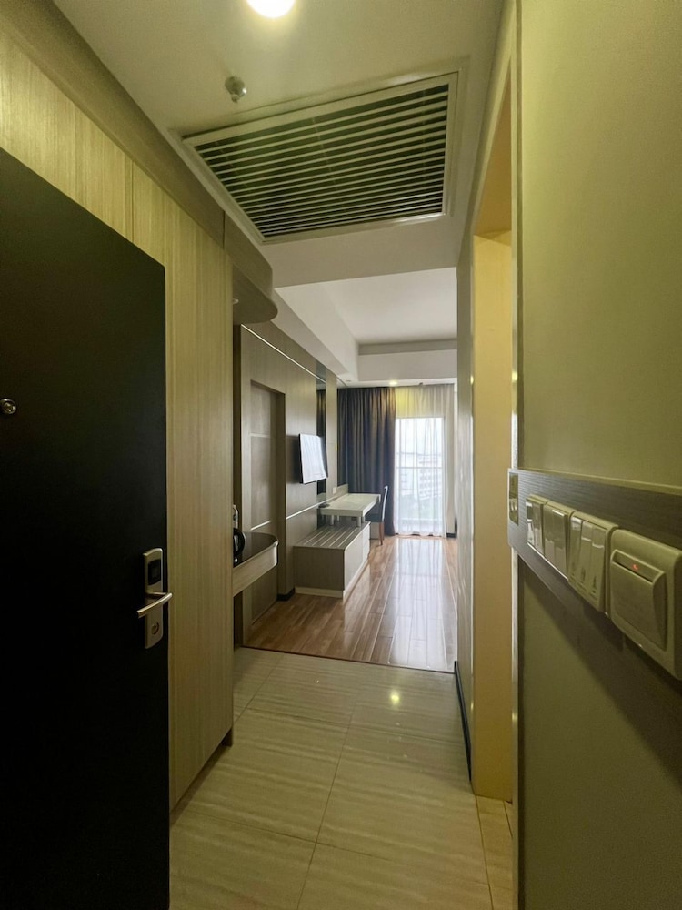 Deluxe Room, 1 King Bed photo 2