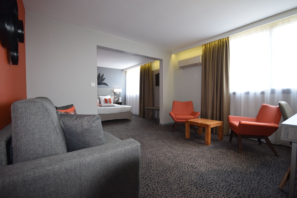 Standard Room, 1 Queen Bed with Sofa bed - Photo 5