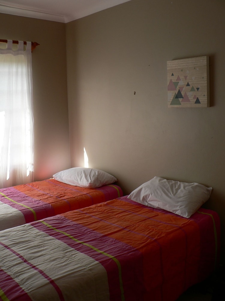 House, 5 Bedrooms photo 2
