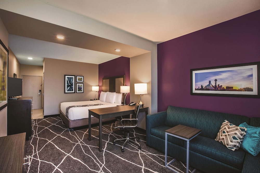 Deluxe Suite, 1 King Bed, Non Smoking (Deluxe Executive Suite) photo 2