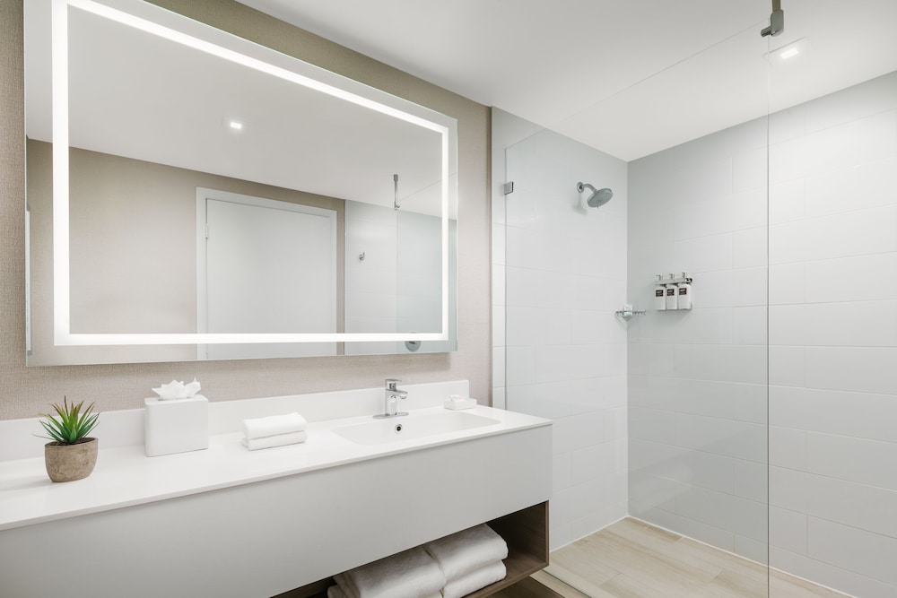 Grand Suite, 1 King Bed, Balcony, Corner (Deluxe, Water View), photo 6