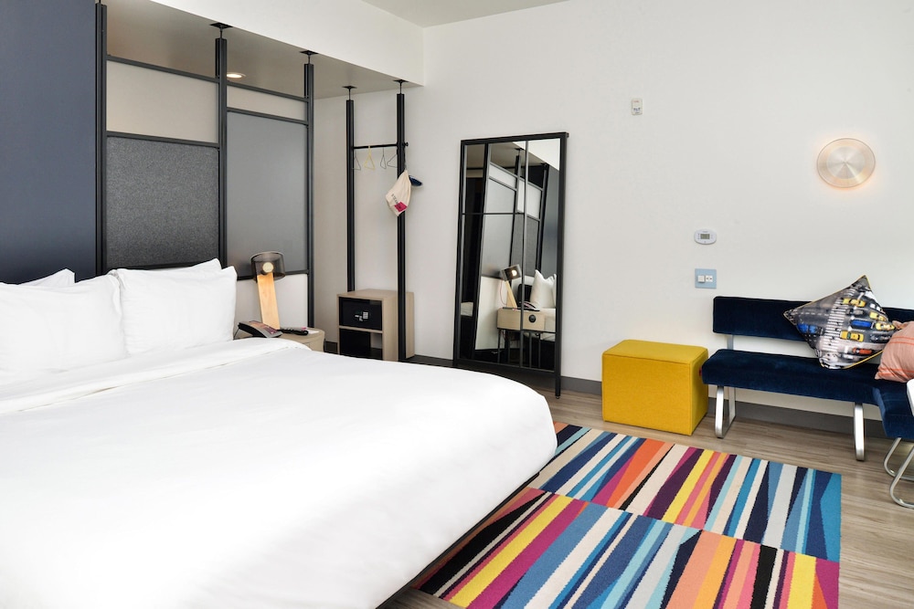 Room, 1 King Bed (Mobility Accessible, Roll-in Shower)