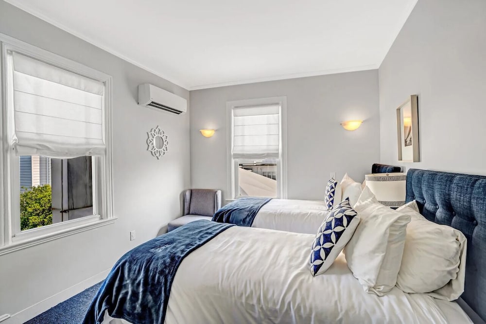 Classic Room, 2 Twin Beds, Private Bathroom, Partial Ocean View (Room 12) photo 2