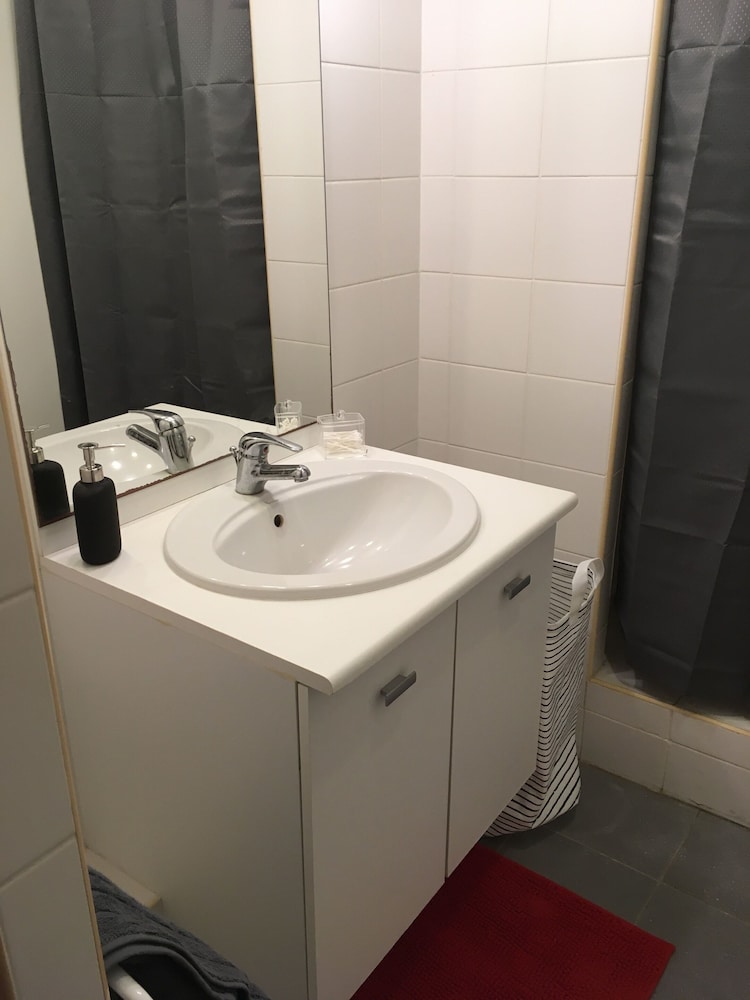 City Apartment, Private Bathroom, River View - Photo 2