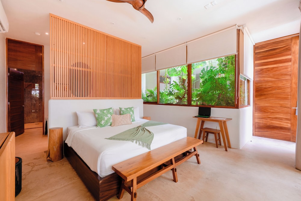 Premium Room, 1 King Bed, Balcony photo 2