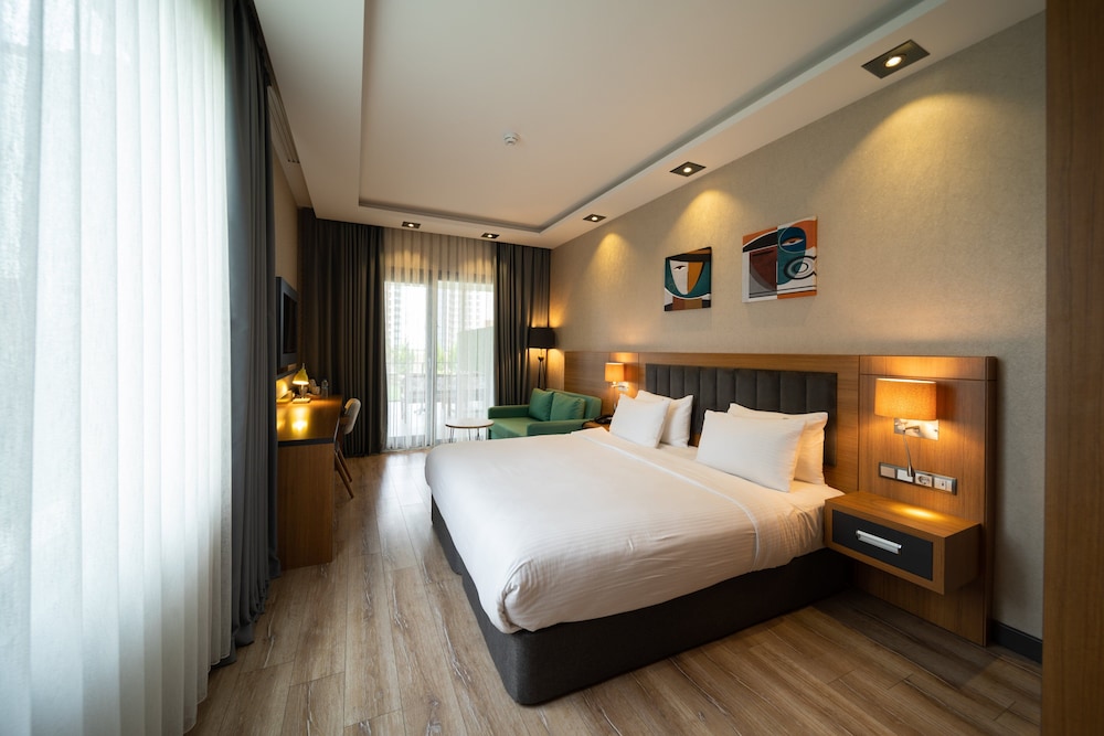 Suite, 1 King Bed, Smoking, Balcony - Photo 5