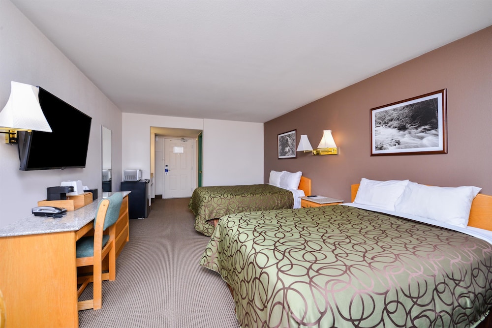Room, 2 Queen Beds, Smoking photo 1
