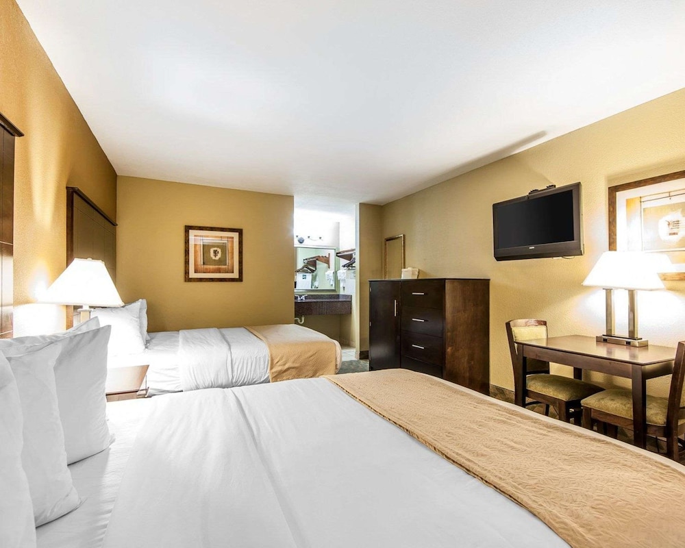 Standard Room, 2 Queen Beds, Non Smoking - Photo 2