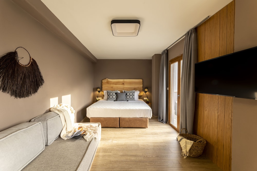 Junior Suite, 1 King Bed with Sofa bed, Hot Tub, Mountain View