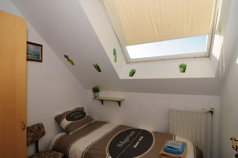 Single Room, Shared Bathroom photo 3